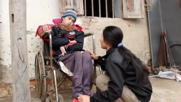 Asiático chico en cerebral parálisis — Vídeo de stock